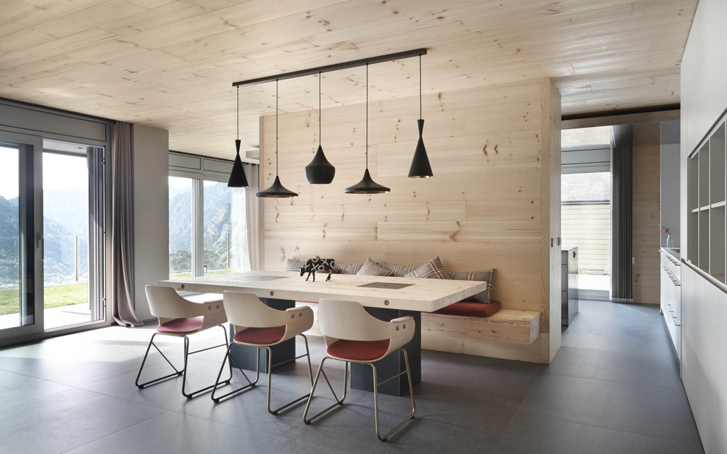 Деревянные стены и потолок в столовой