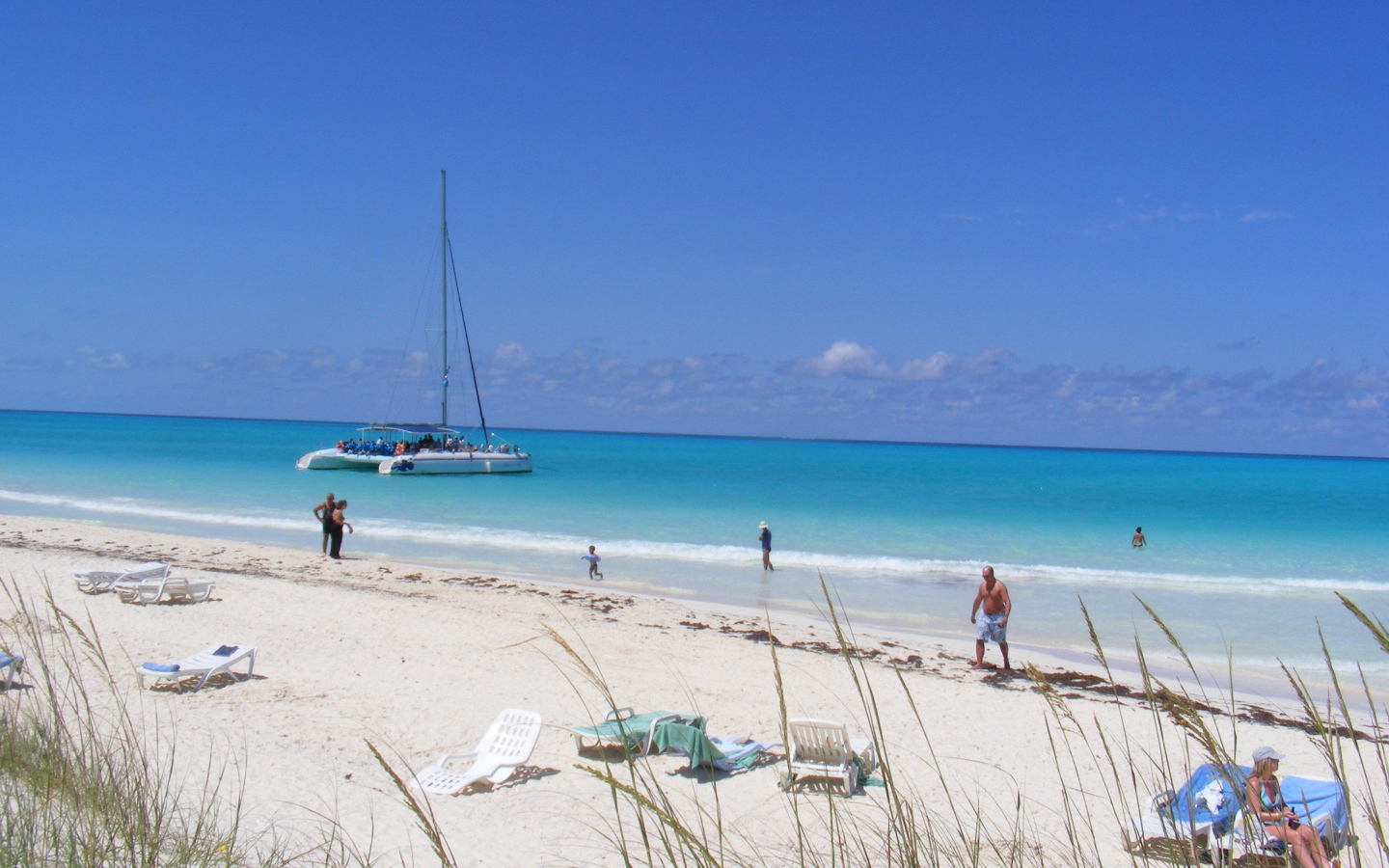 Яхта у берега на курорте Кайо Гильермо, Куба