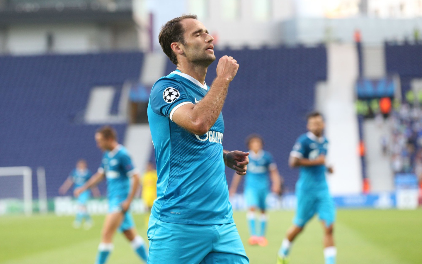 Роман Широков полузащитник Зенита бежит по полю