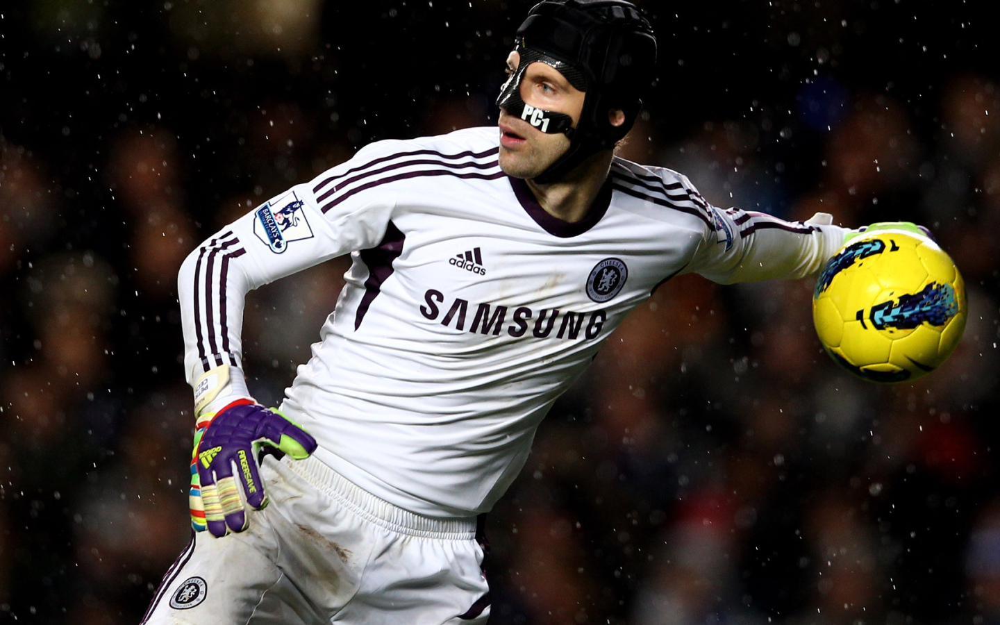 Футболист вратарь с мячом