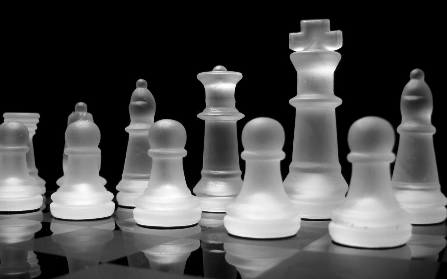 Шахматы из прозрачного стекла