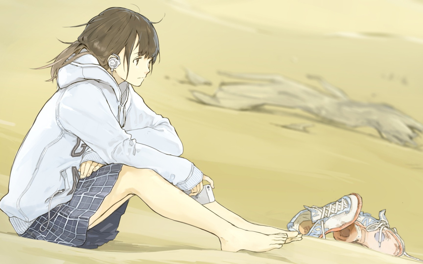 Девушка аниме в наушниках сидит на пляже