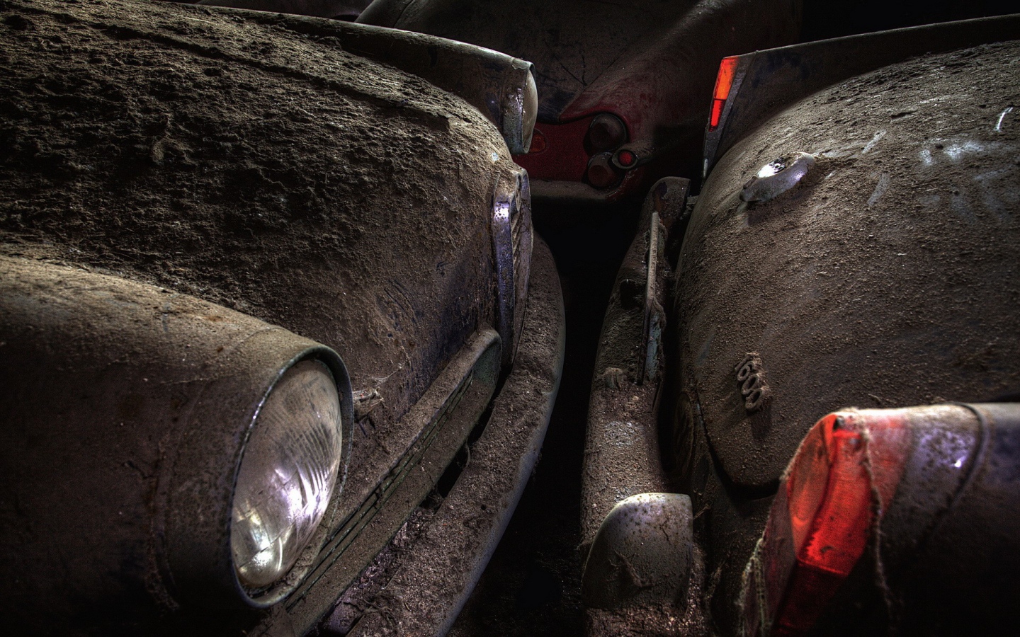 Толстый слой пыли на старых автомобилях