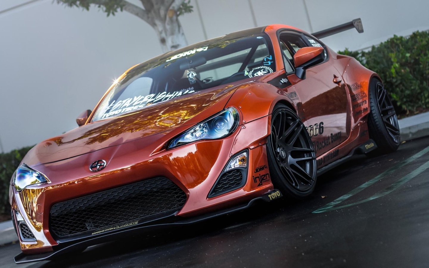 Красивый красный автомобиль Scion