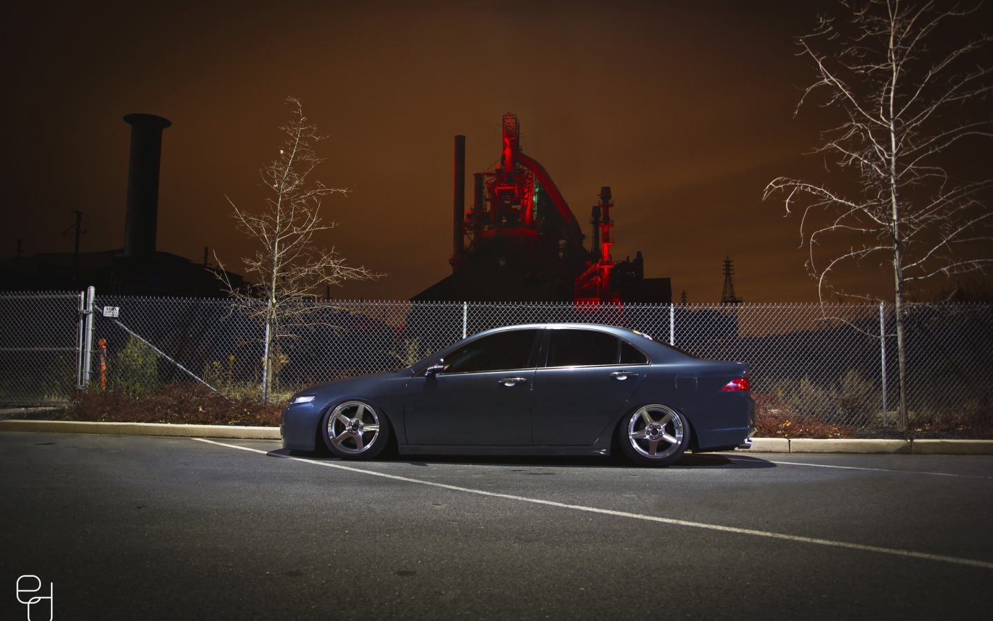 Черная Honda на фоне ночного завода