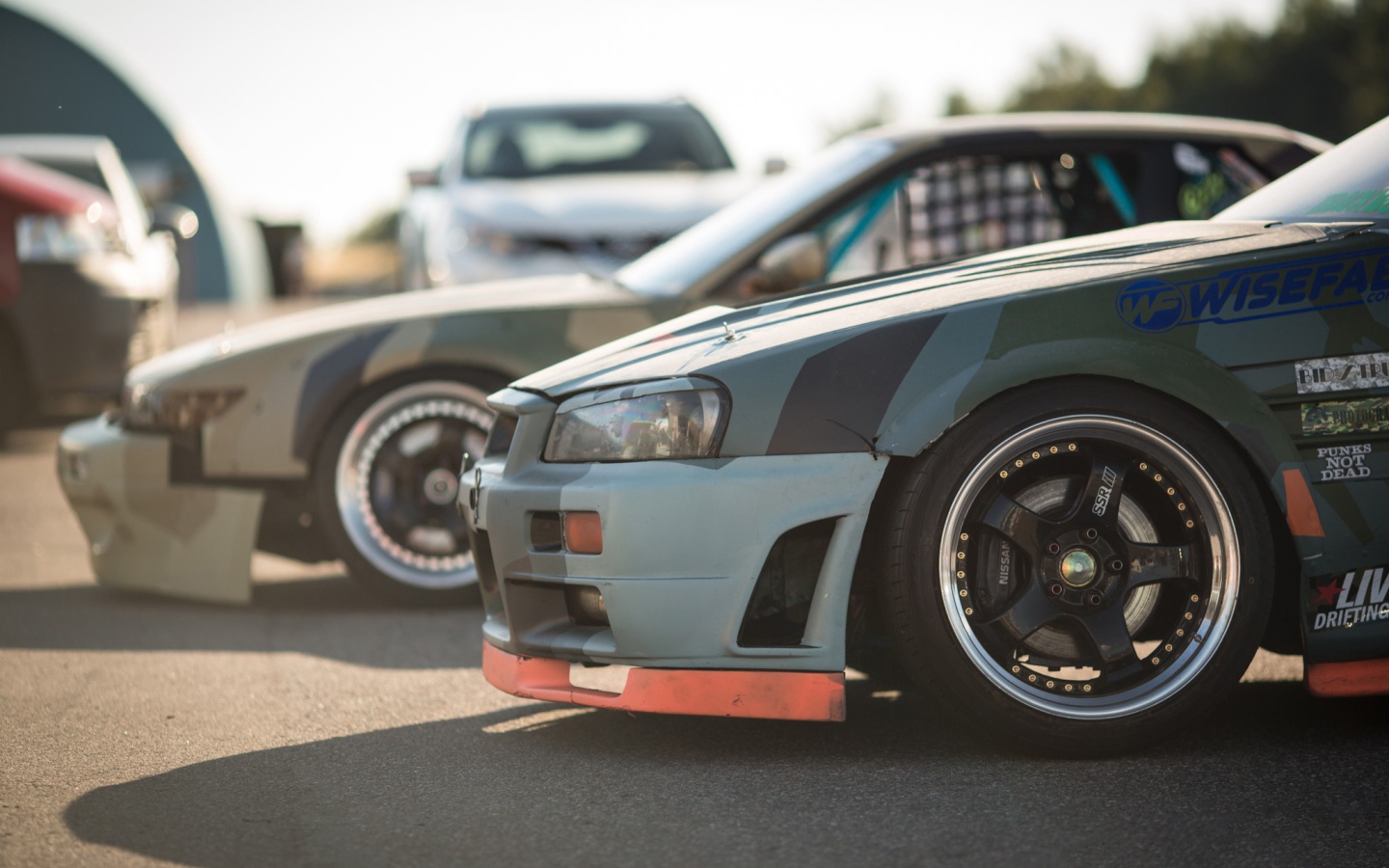 Автомобили на уличных гонках