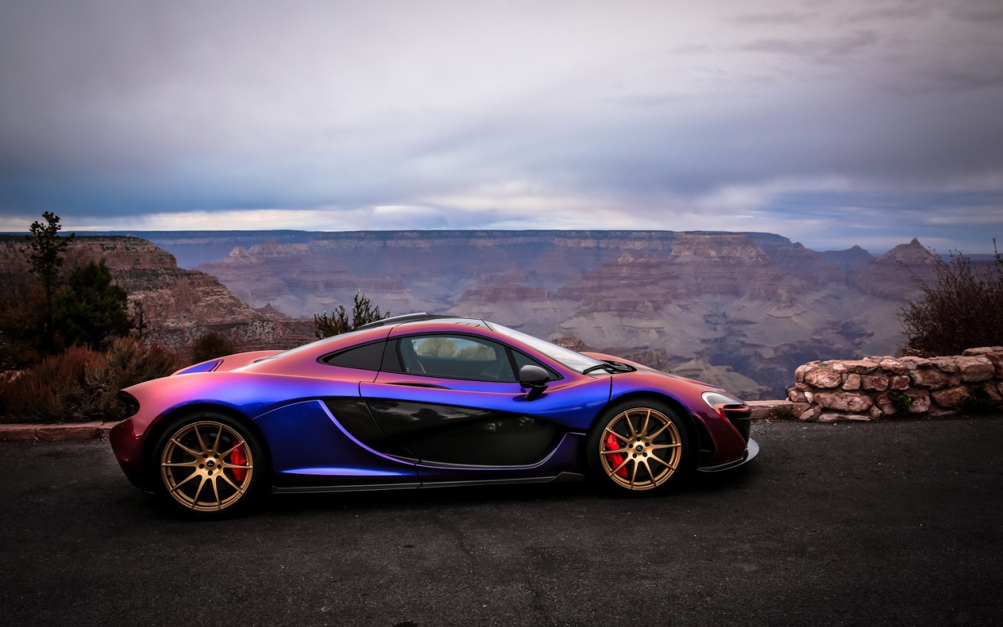 Красочный автомобиль McLaren на природе