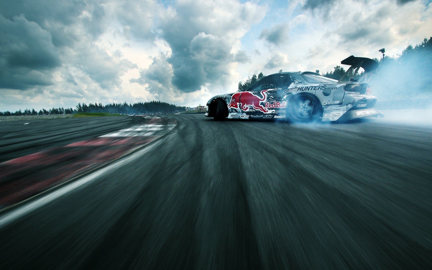 Гоночный автомобиль дрифтует на треке