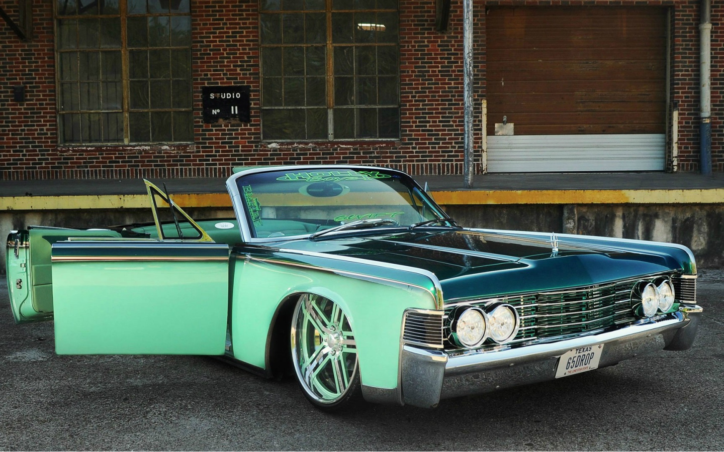 Зеленый автомобиль Lincoln Continental