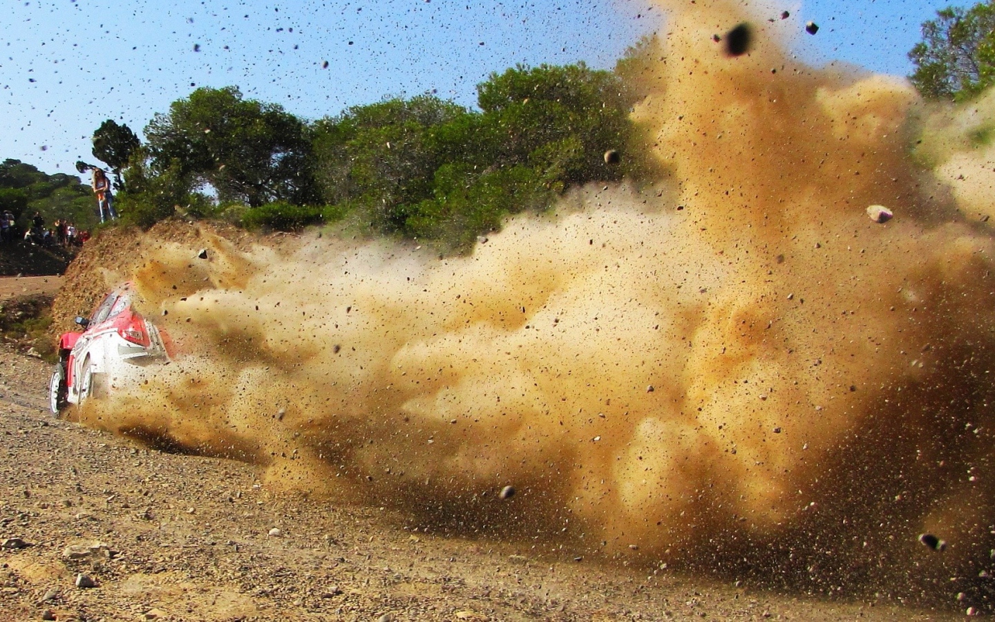 Выброс гравия из под колес автомобиля