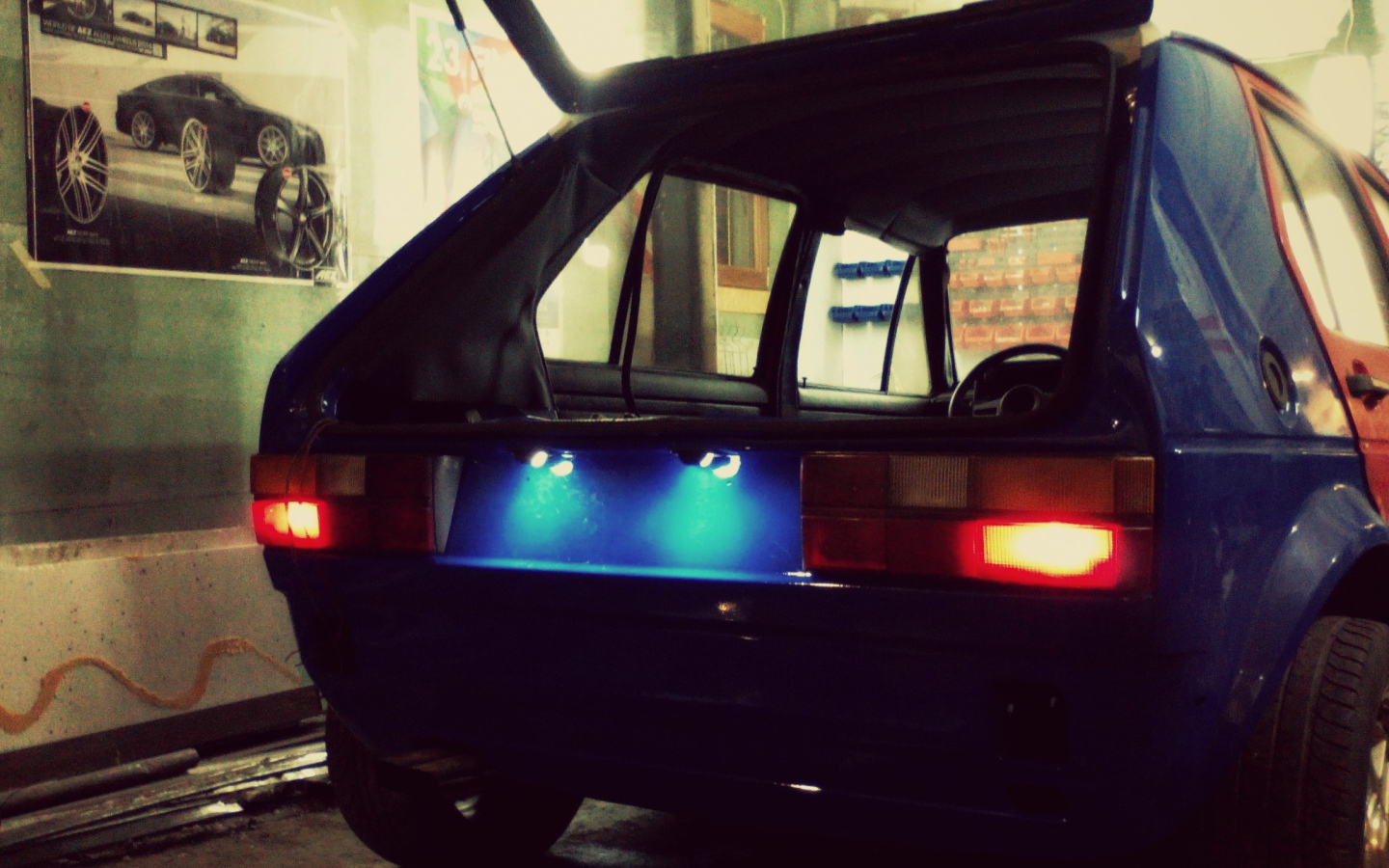 Старый VW Golf MK1 в автомастерской