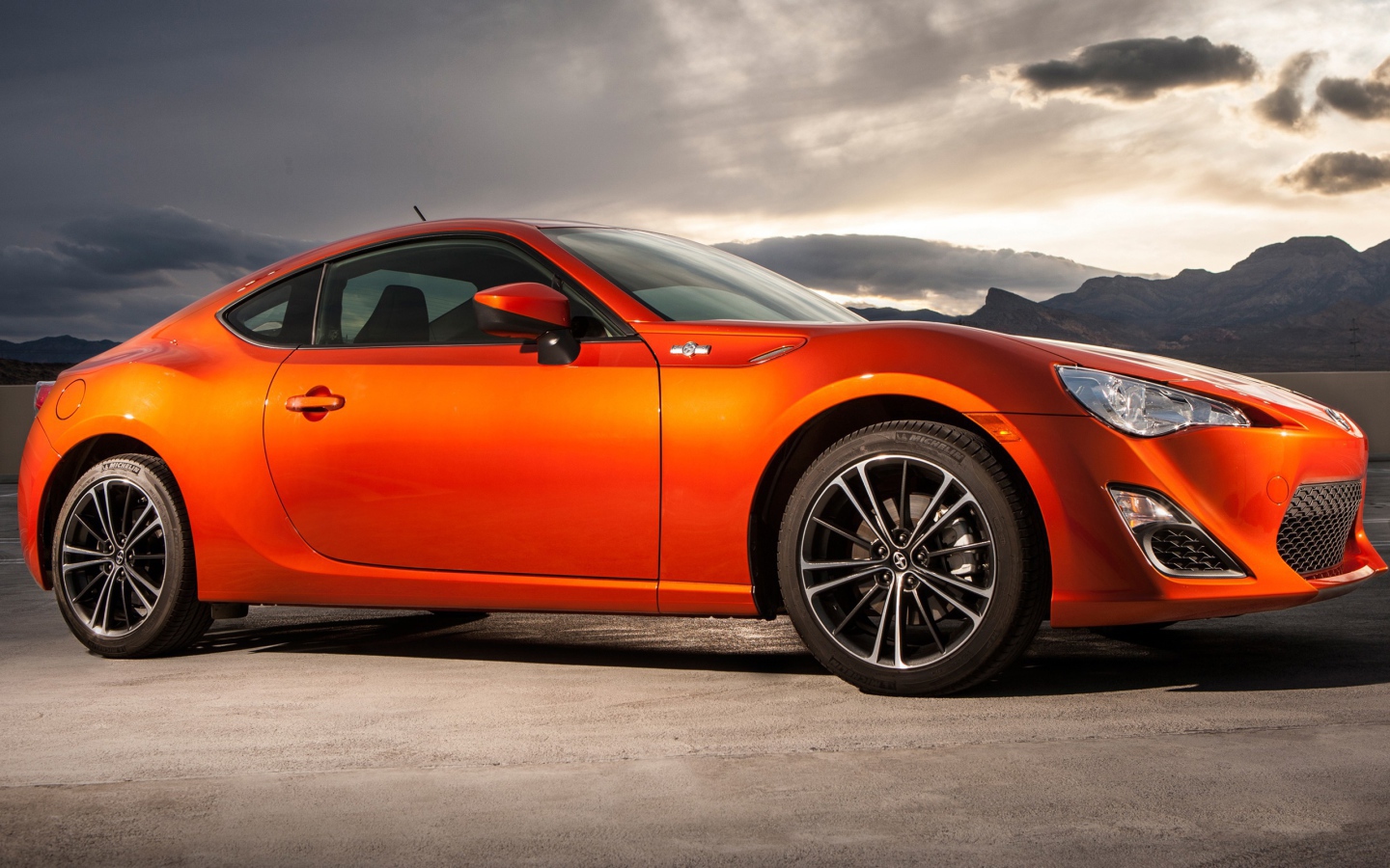 Оранжевый автомобиль Scion