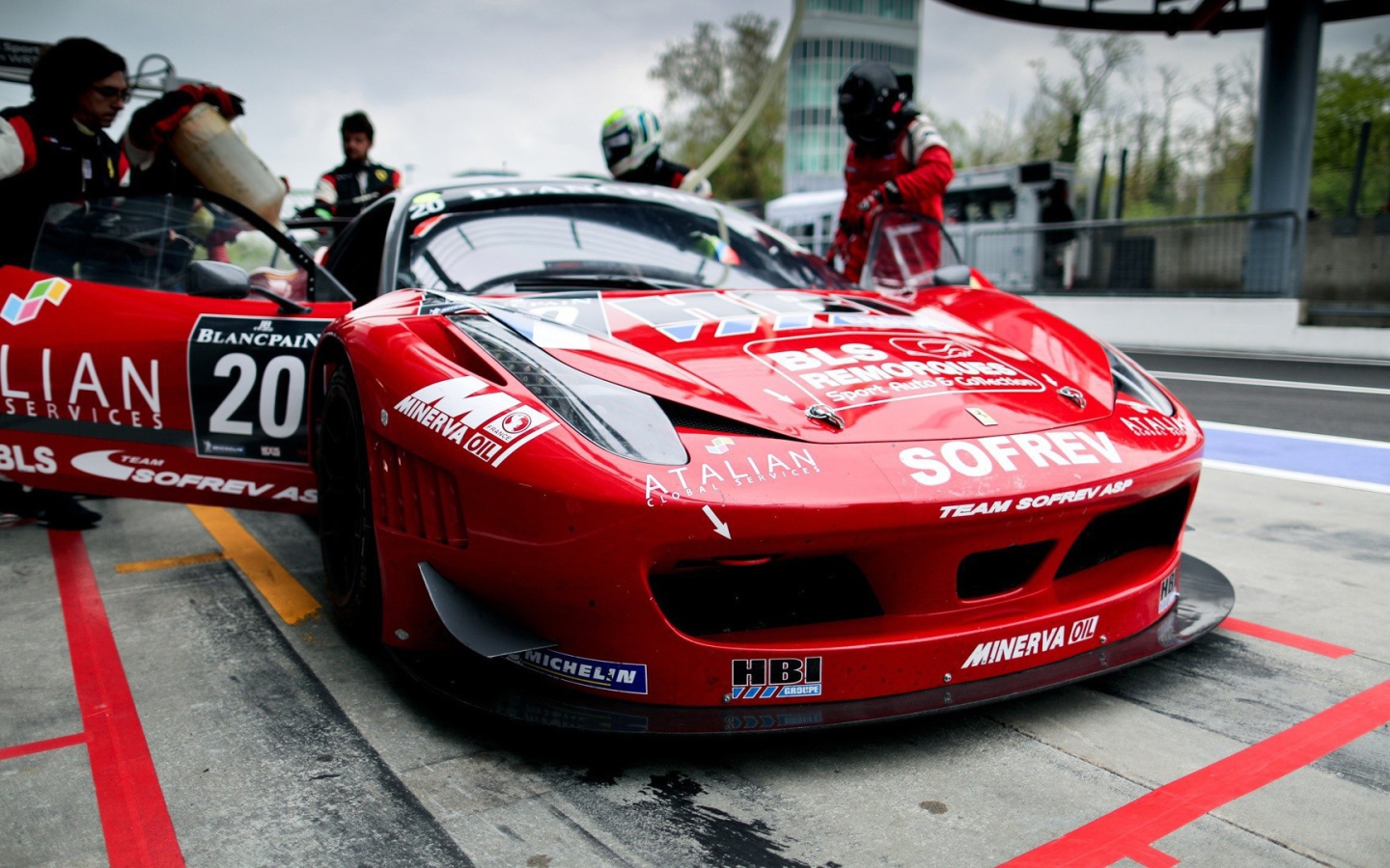 Подготовка гоночного автомобиля к старту