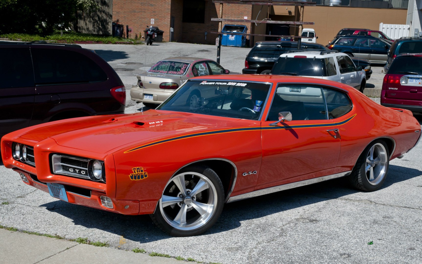 Красный Pontiac GTO Judge