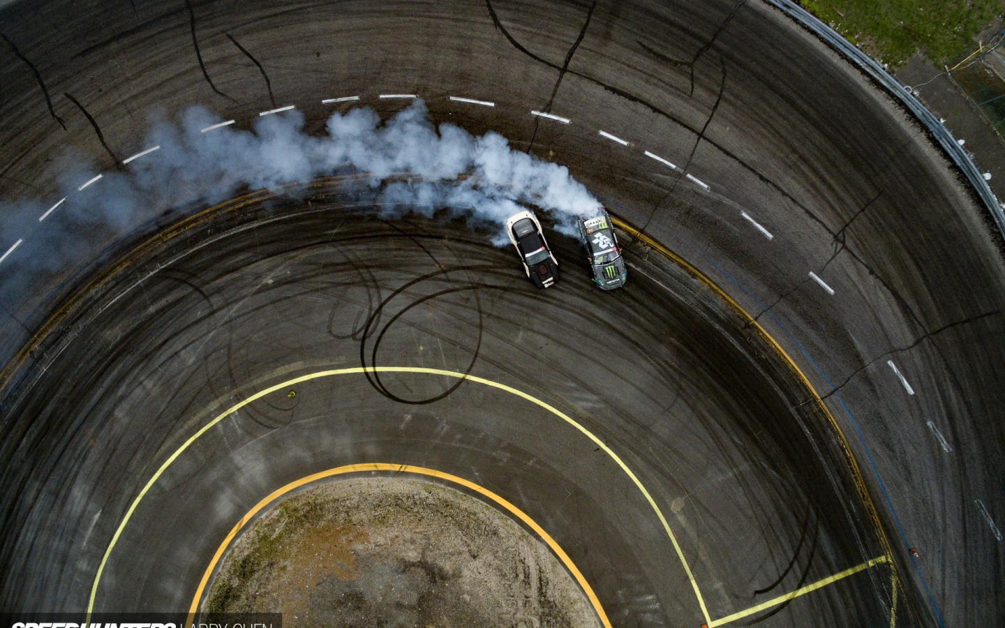 Дым от дрифтующих автомобилей