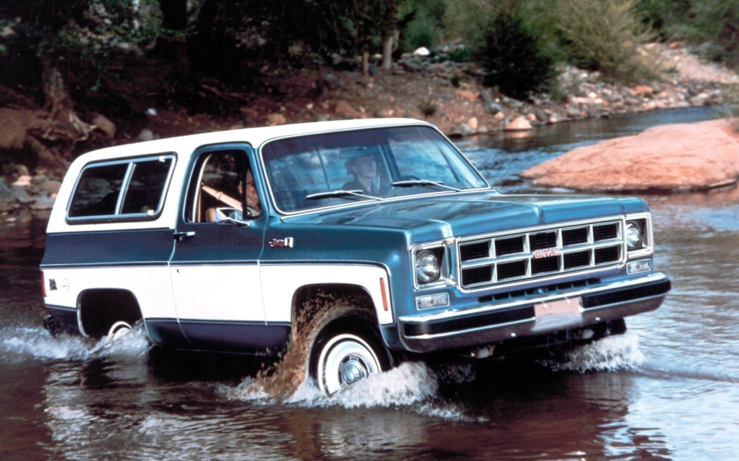 Автомобиль преодолевает реку вброд