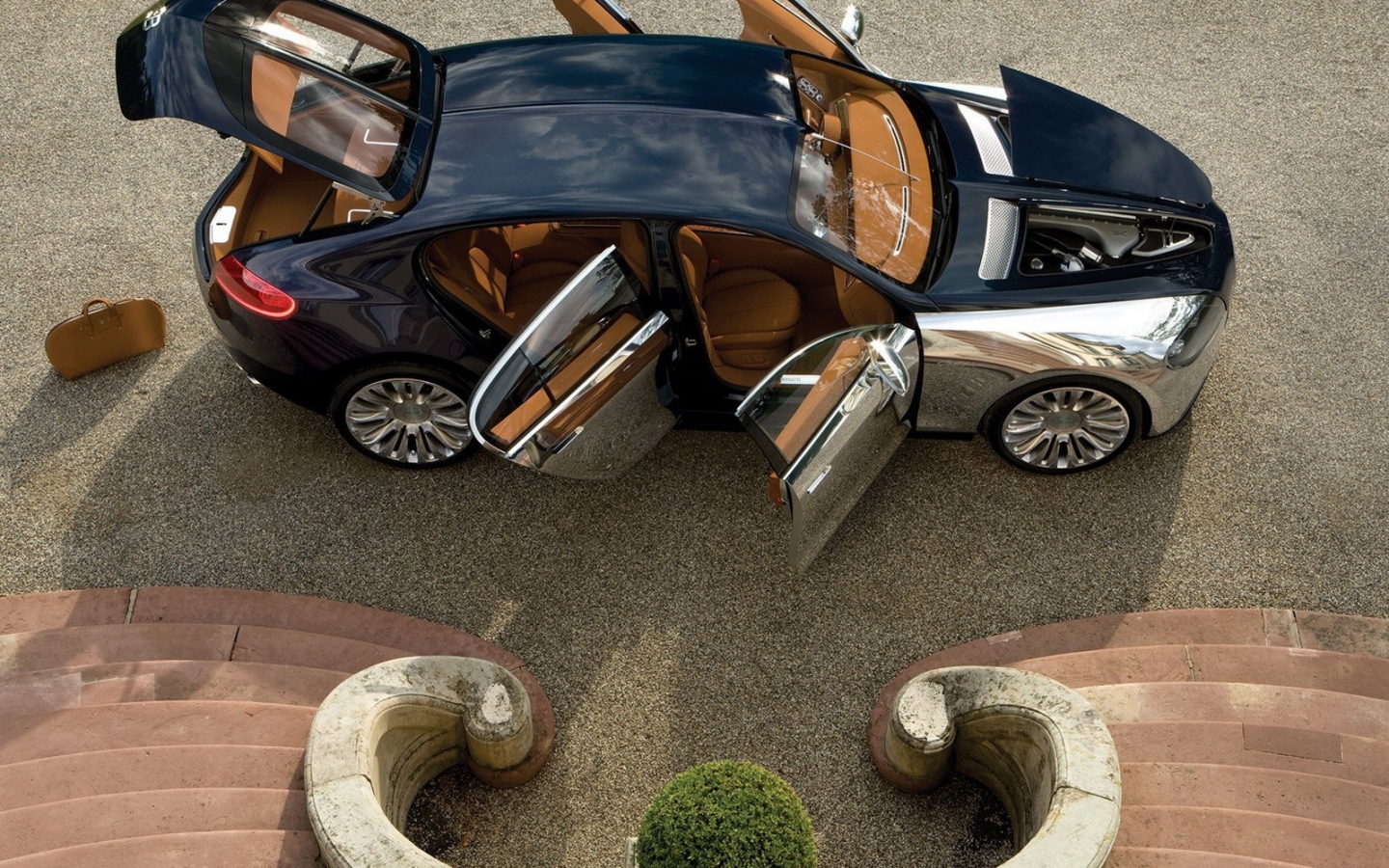 Машина с открытыми дверями