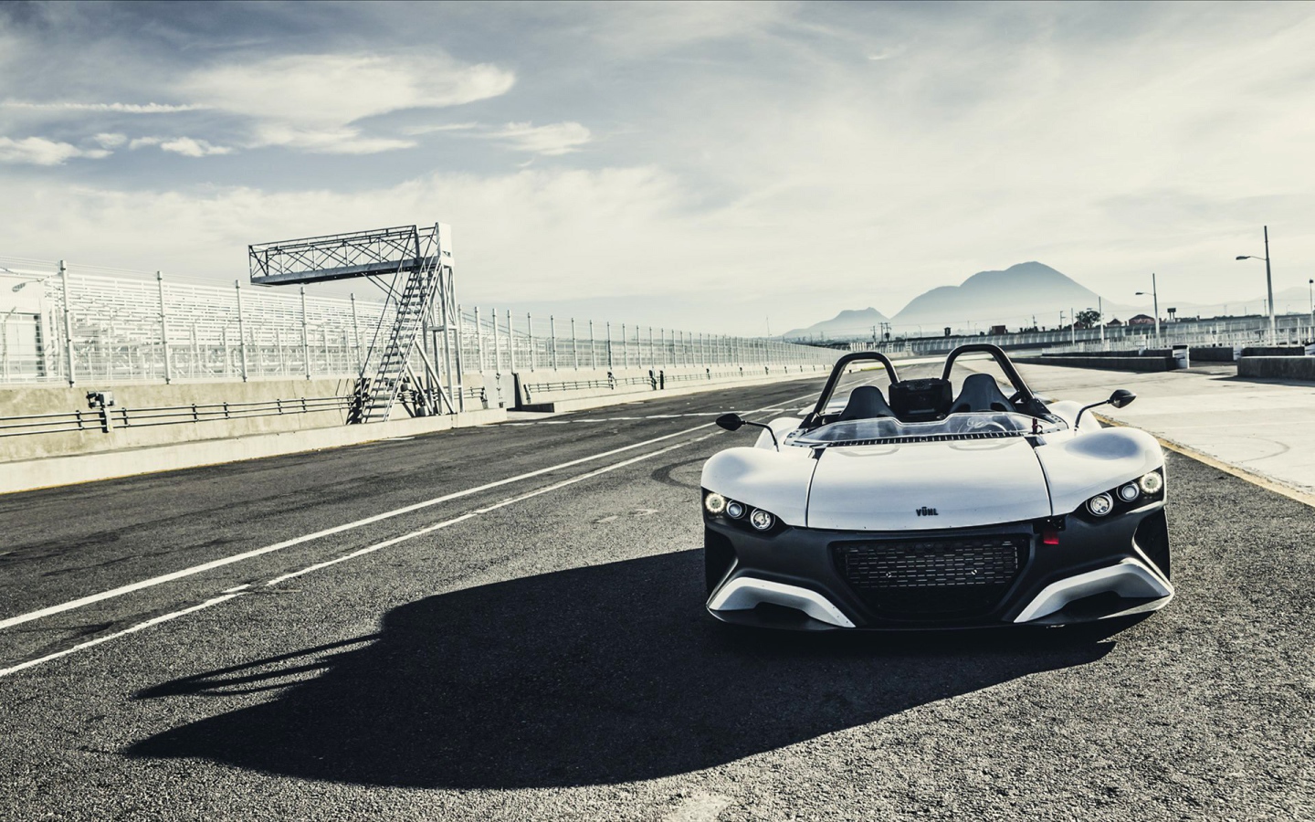 Белый кабриолет Vuhl