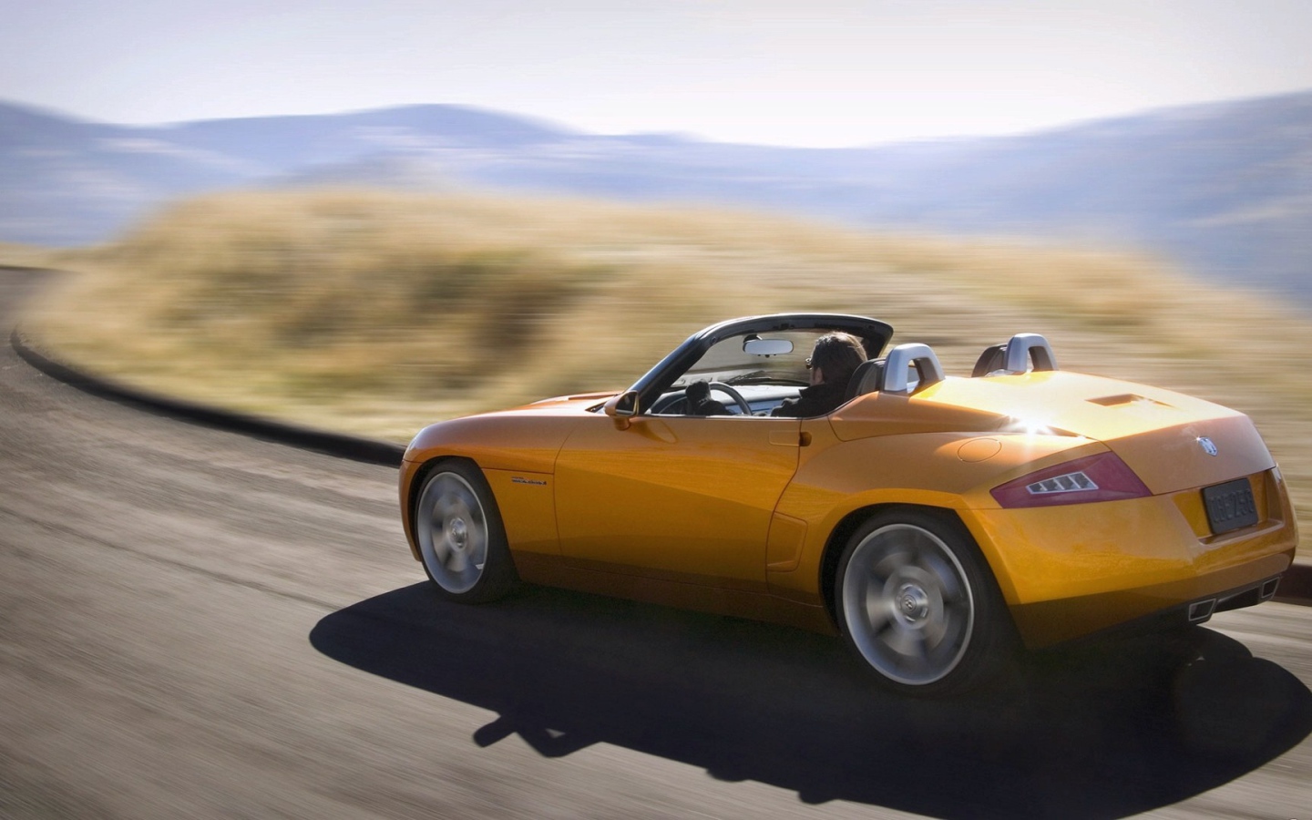 Желтый спортивный кабриолет на шоссе