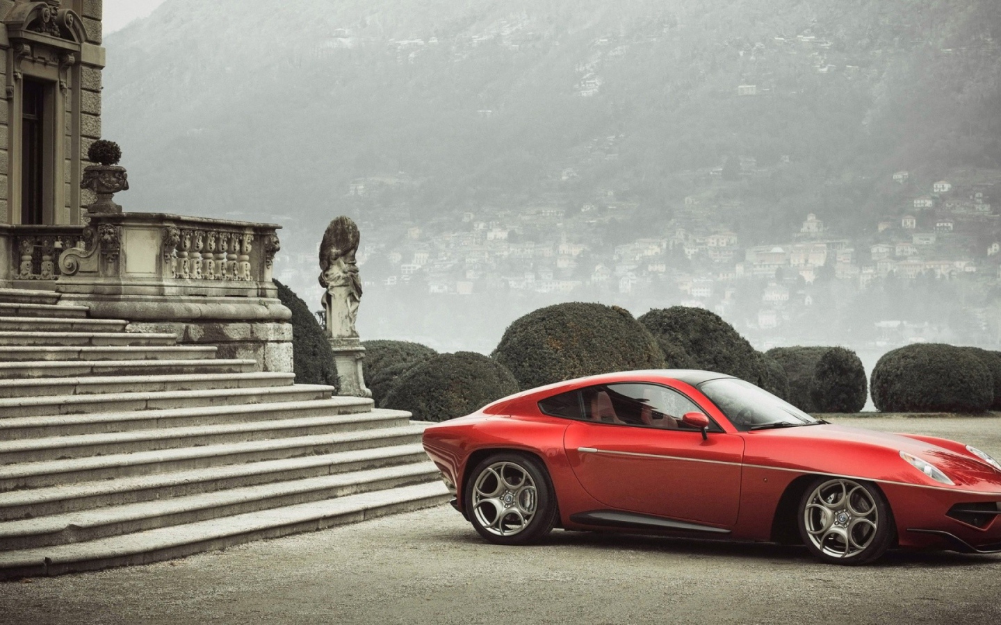 Красная Альфа Ромео у ступенек