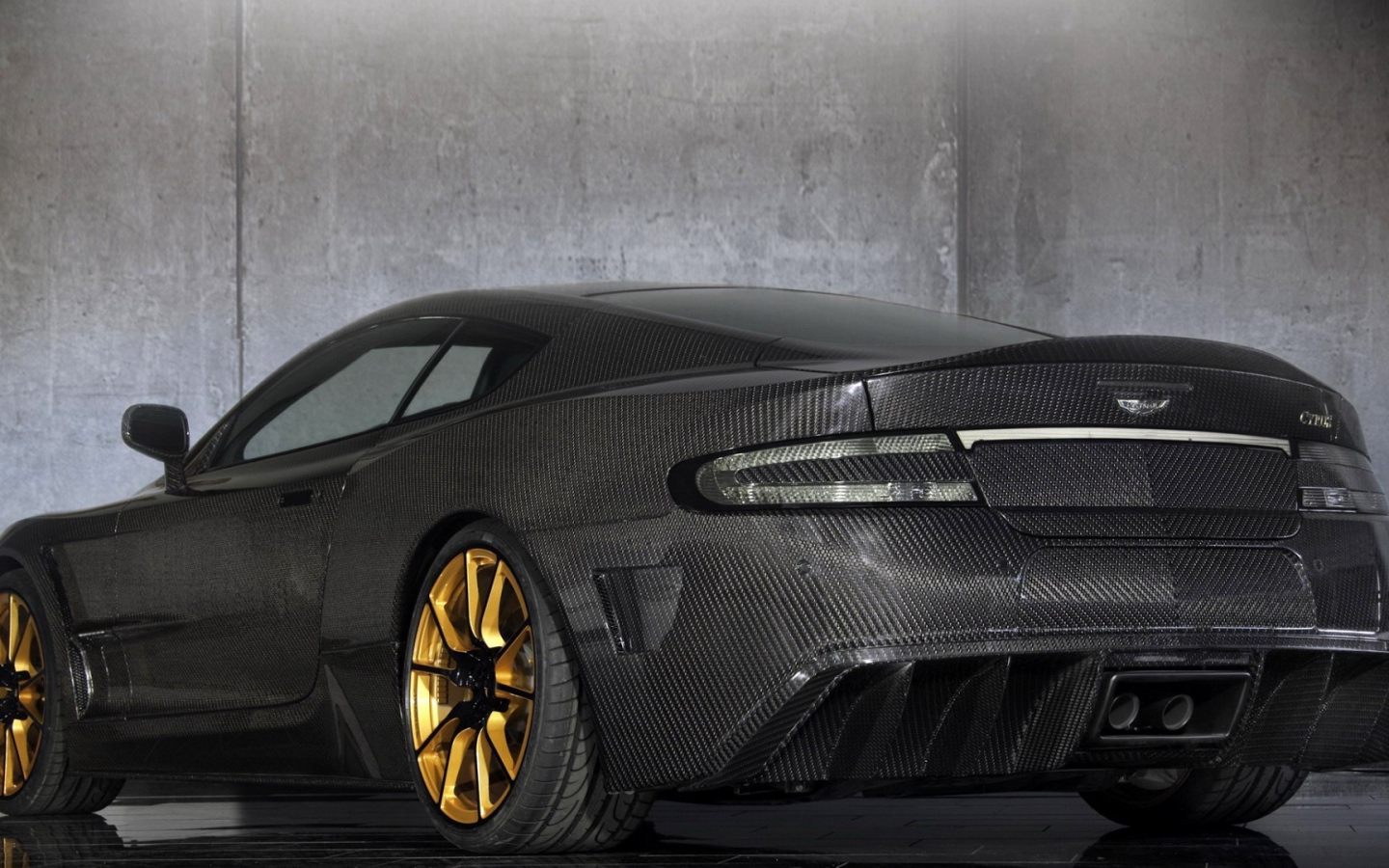 Текстура карбон на черном Aston Martin