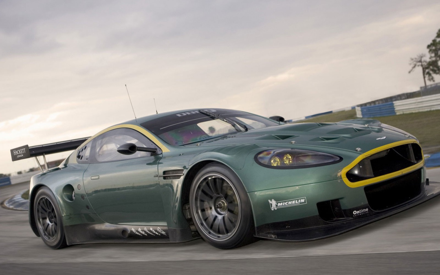 Желтый обод радиаторной решетки Aston Martin