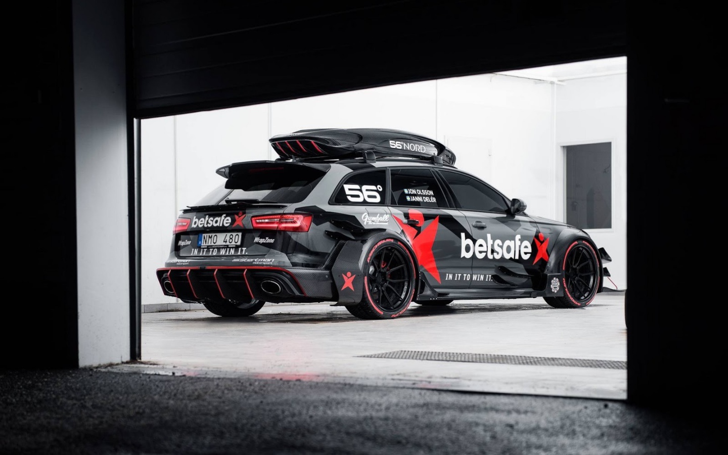 Черный Audi RS6 Avant у гаража