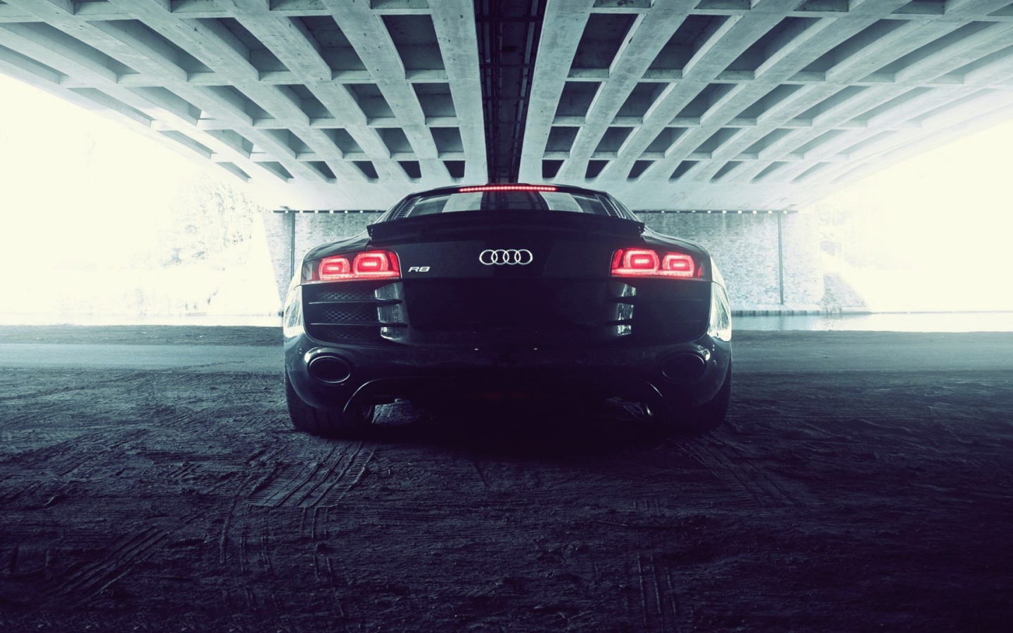 Черный Ауди под мостом