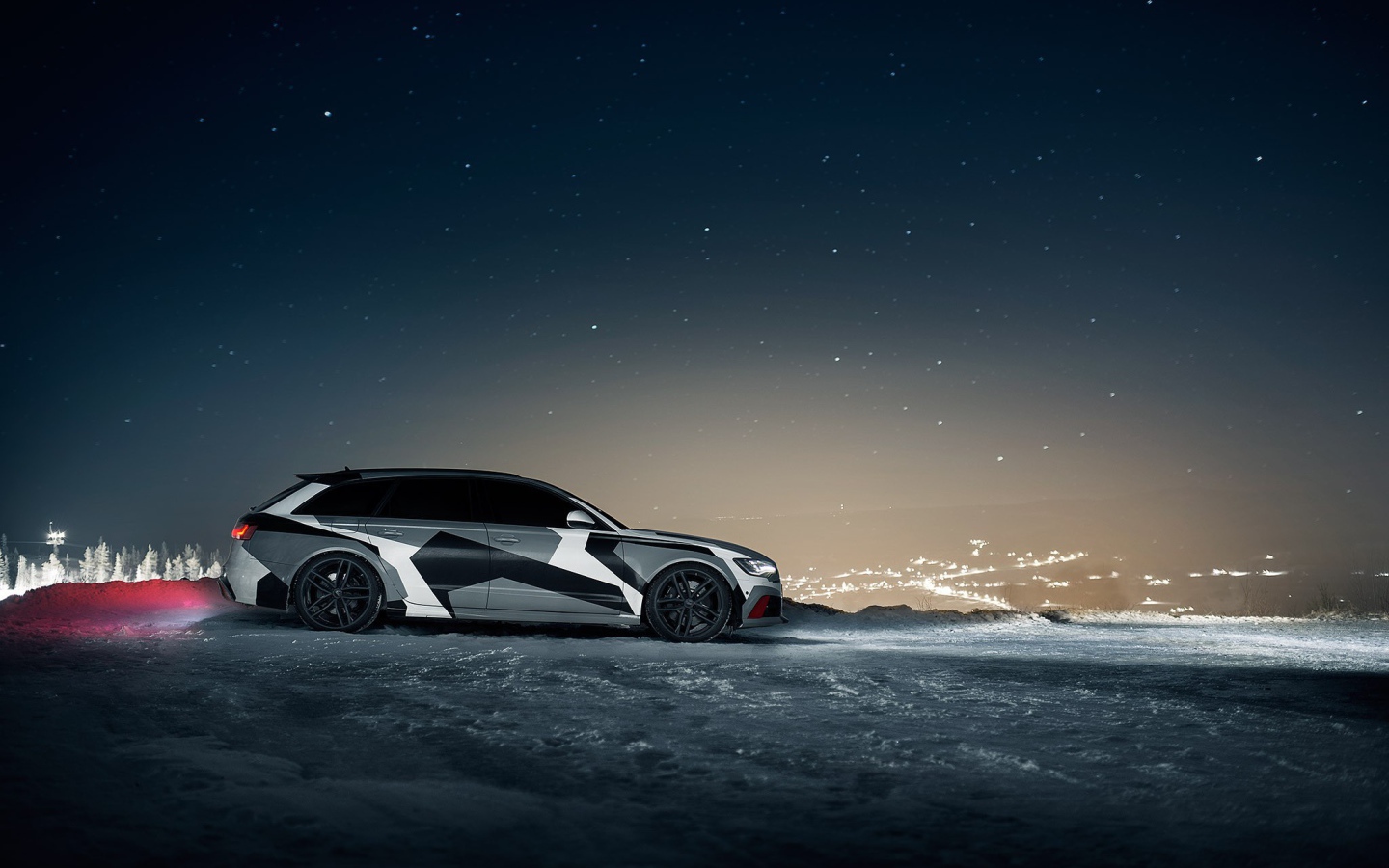 Автомобиль Audi RS6 Avant на фоне ночного города