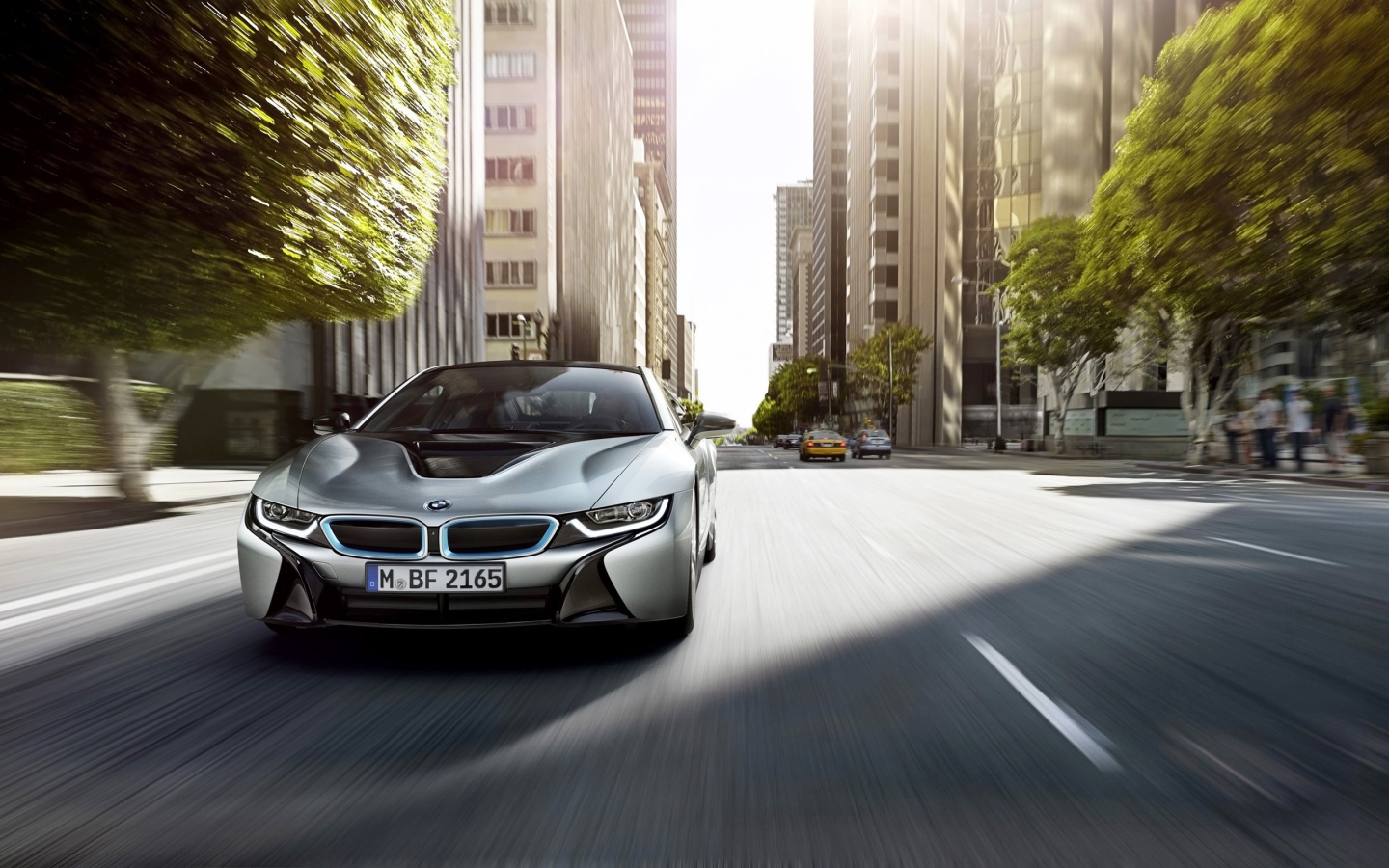 BMW i8 мчится по улице
