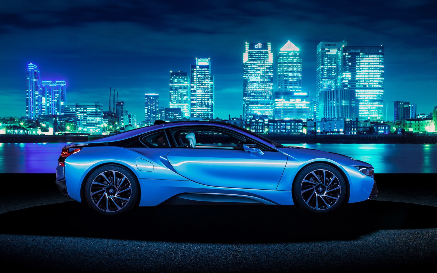 Синий люкс автомобиль BMW на фоне города