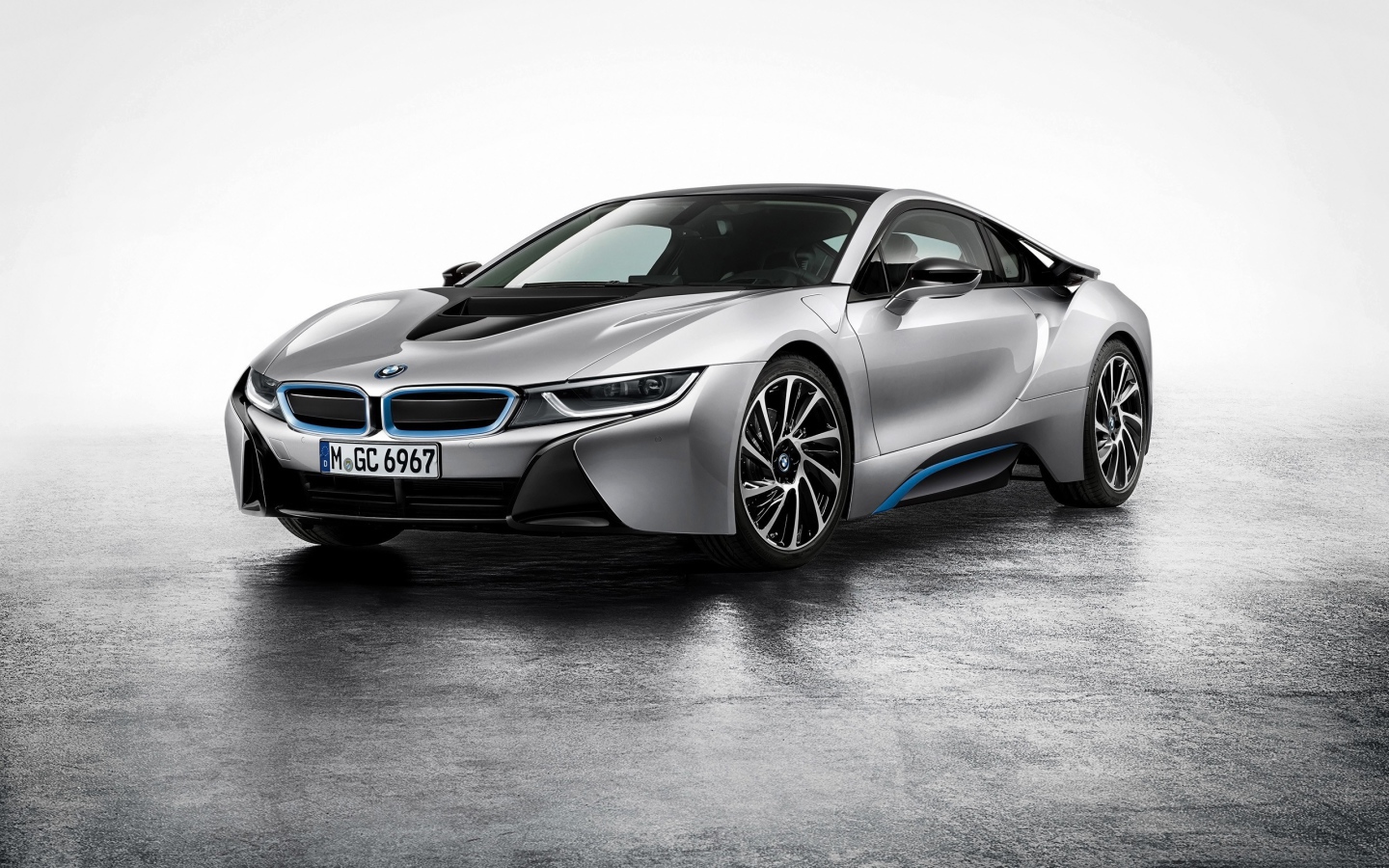 Серый автомобиль BMW i8