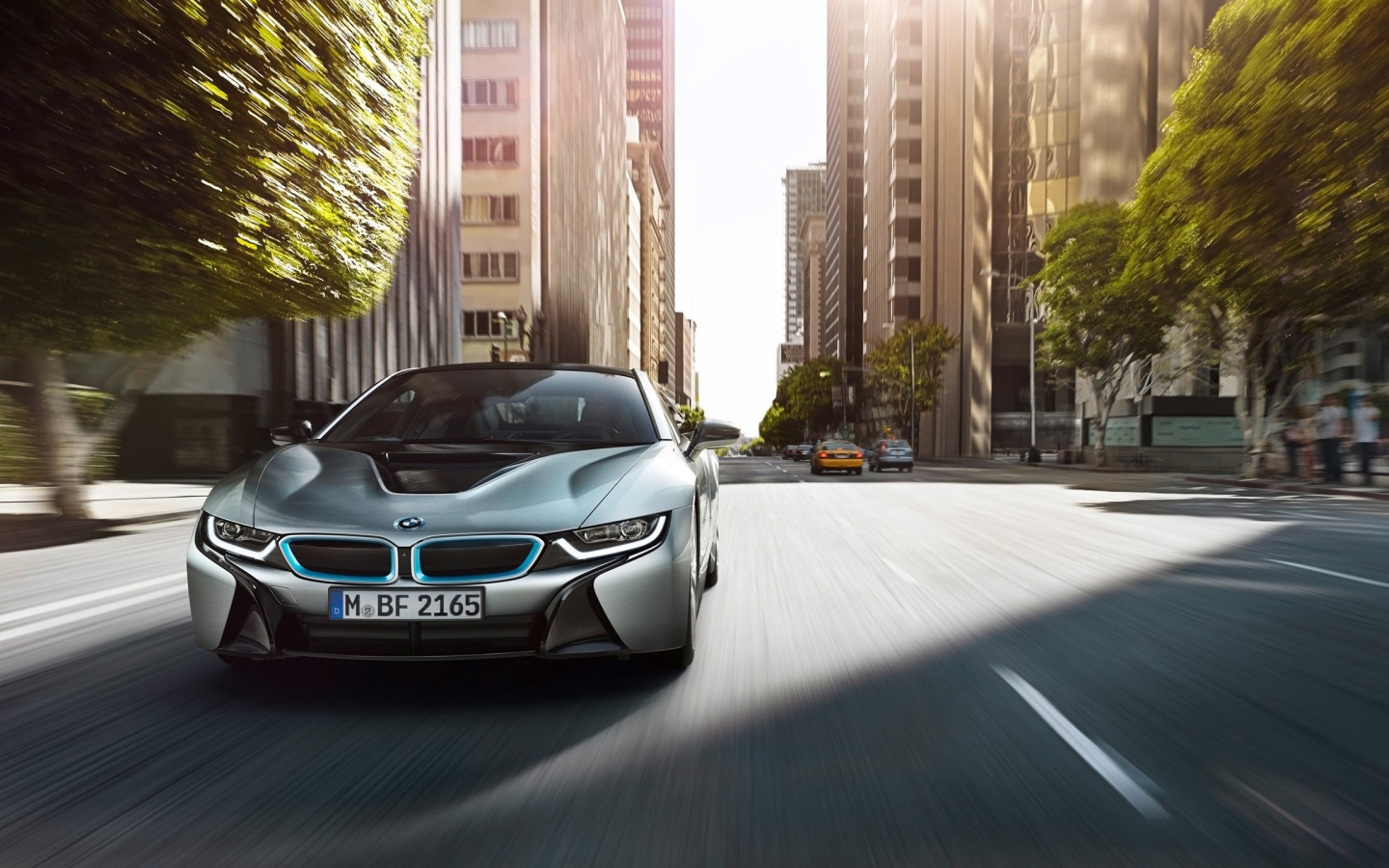 Быстрый БМВ на улице мегаполиса