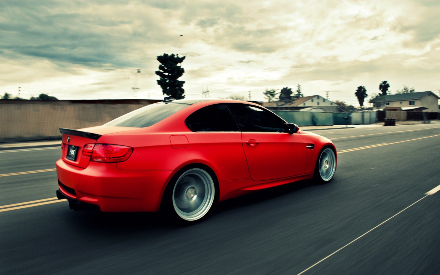 Быстрый красный BMW на шоссе