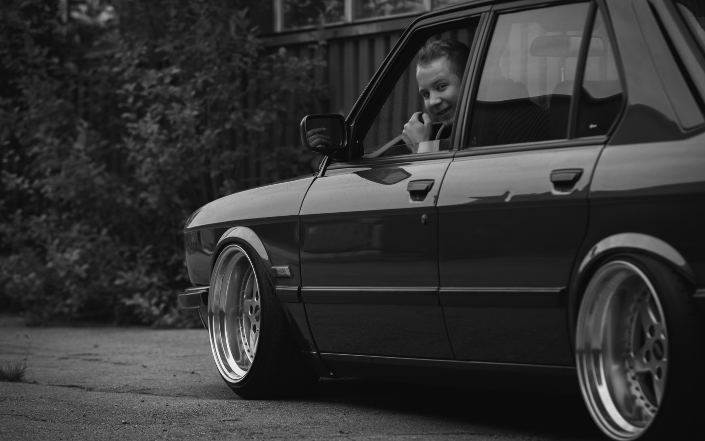 Водитель за рулем BMW E28