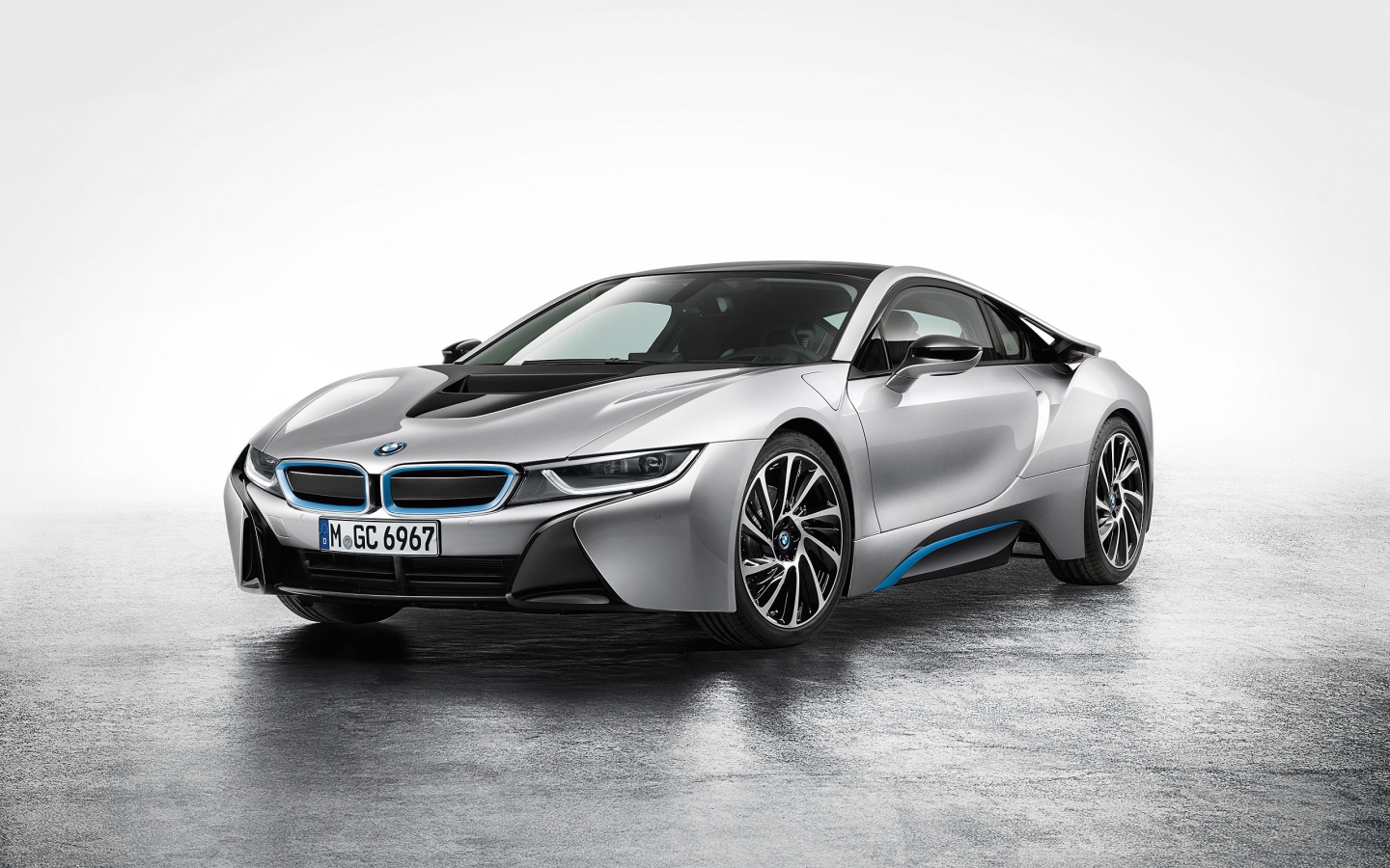 Новый серебристый BMW i8