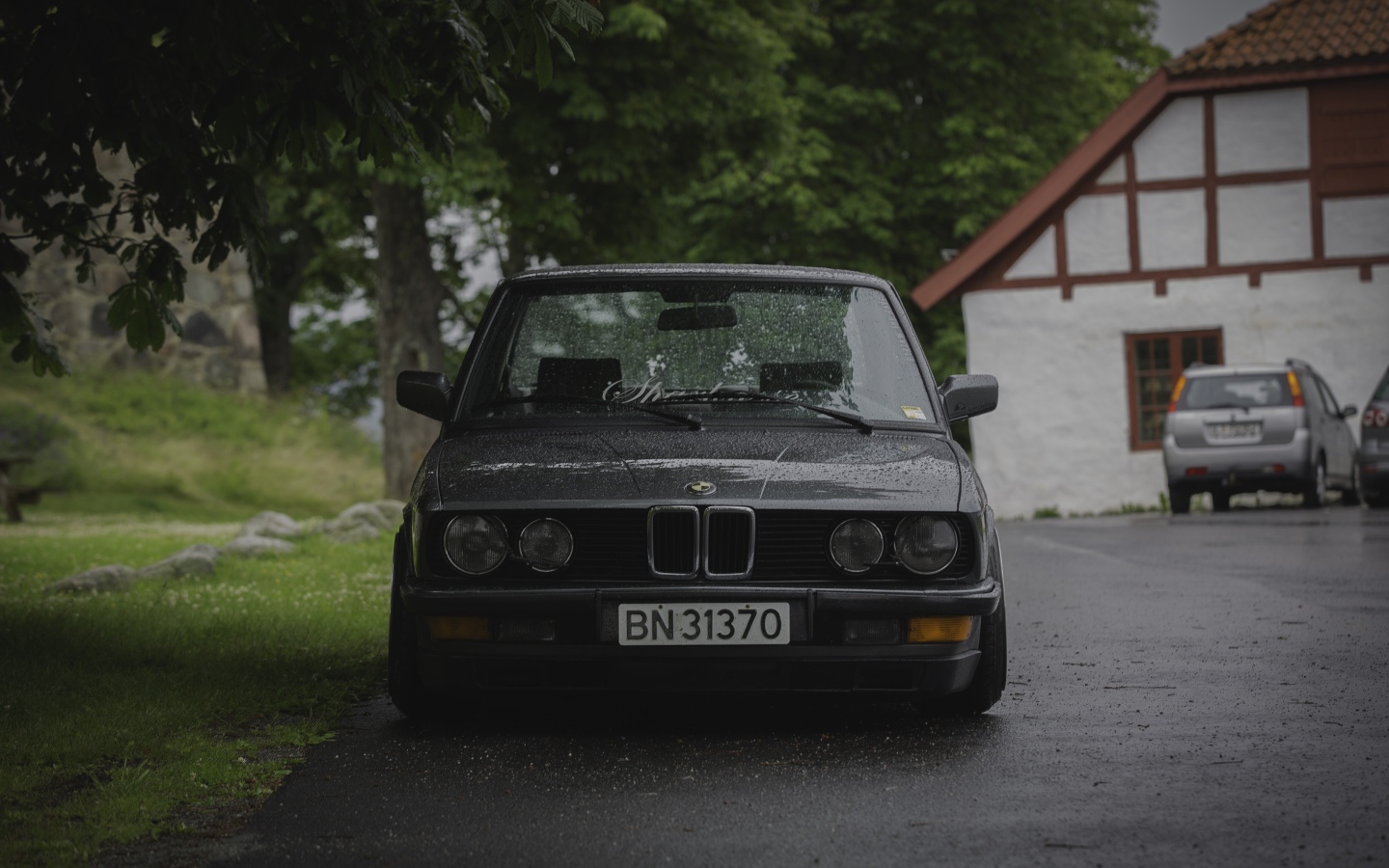 Мокрый BMW E28 на улице