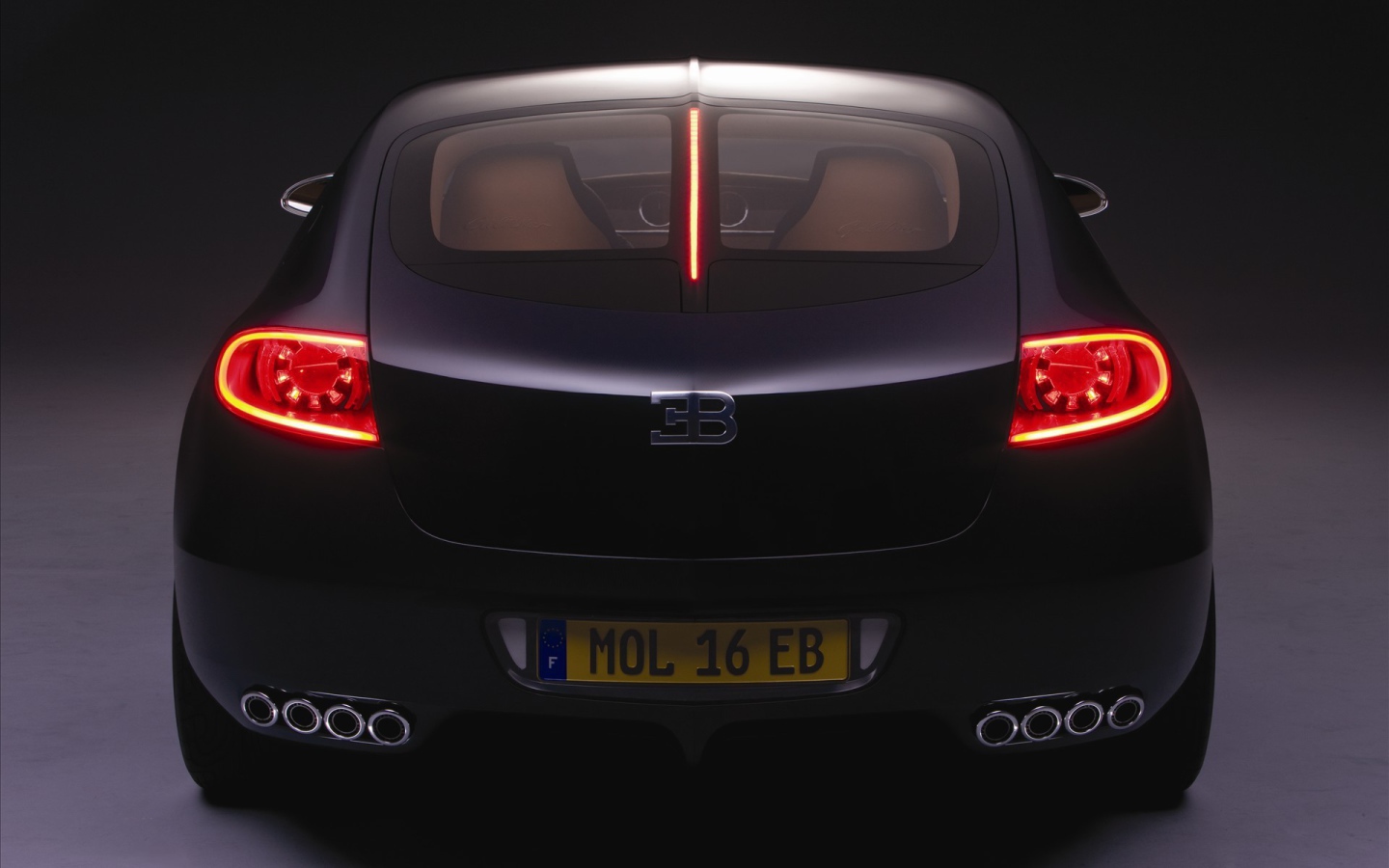 Черный Bugatti 16C Galibier с французскими номерами