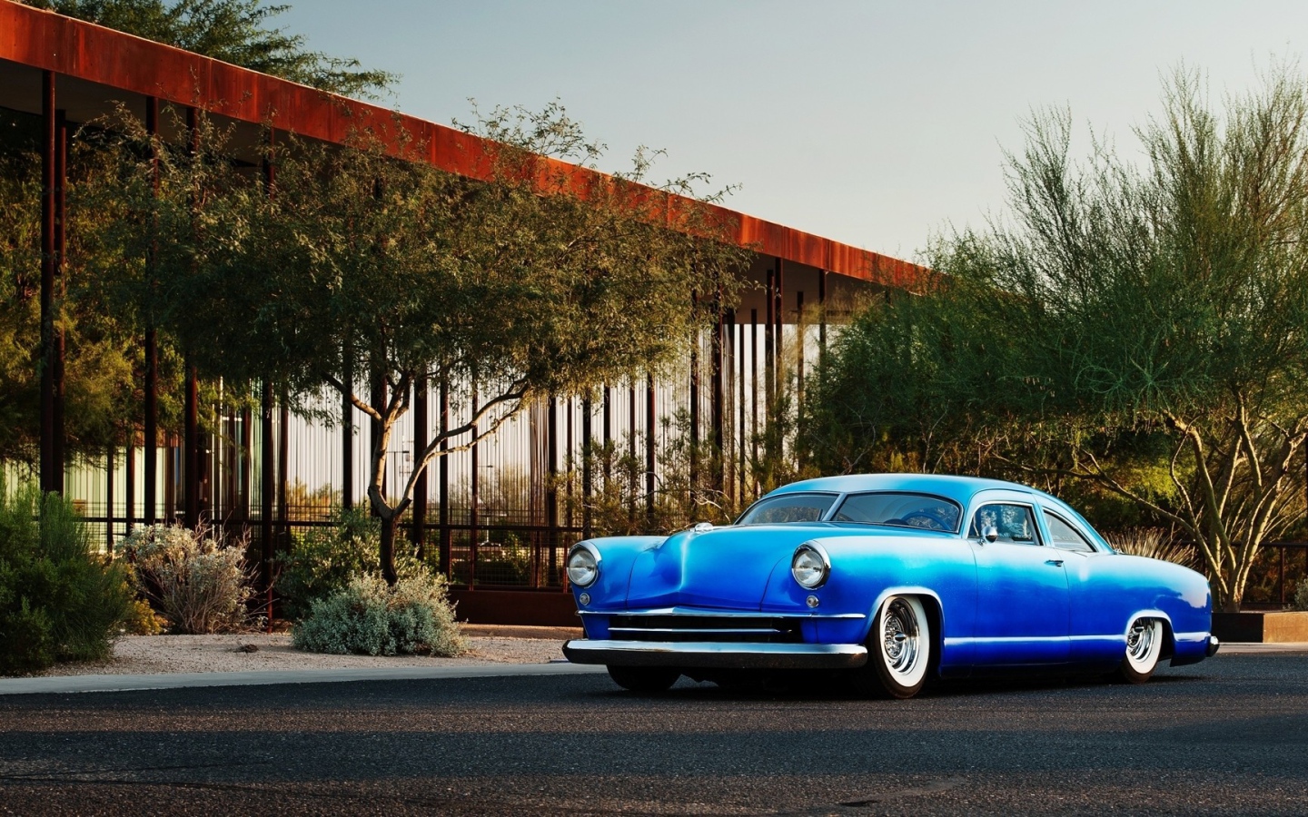 Старый автомобиль Chevrolet Kaiser