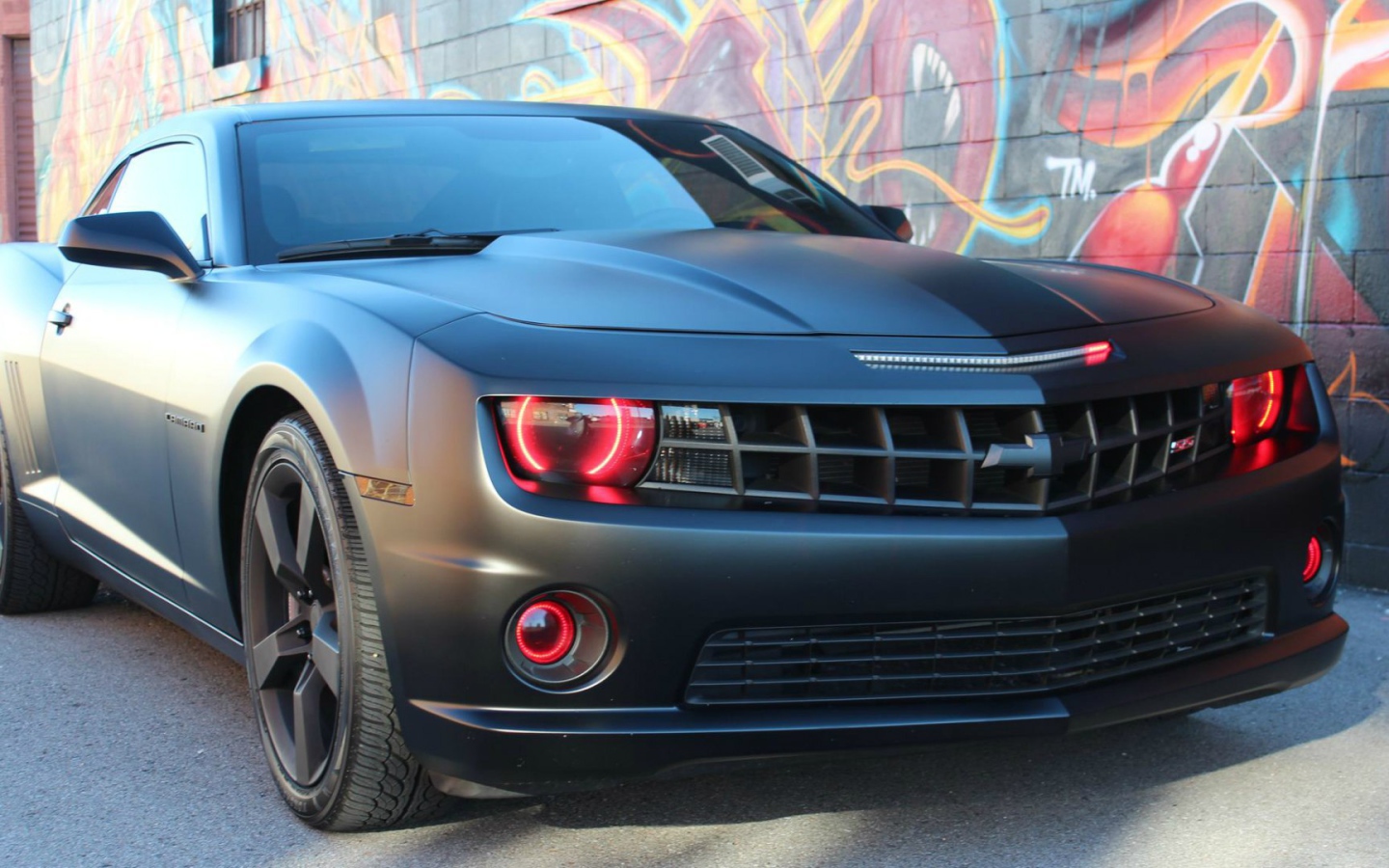 Красивый автомобиль Chevrolet Camaro SS