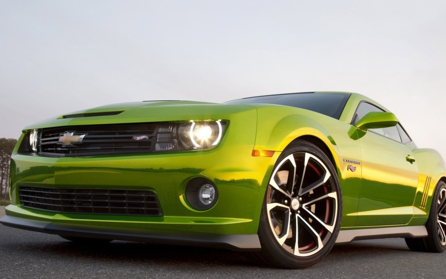 Фары зеленого Chevrolet Camaro