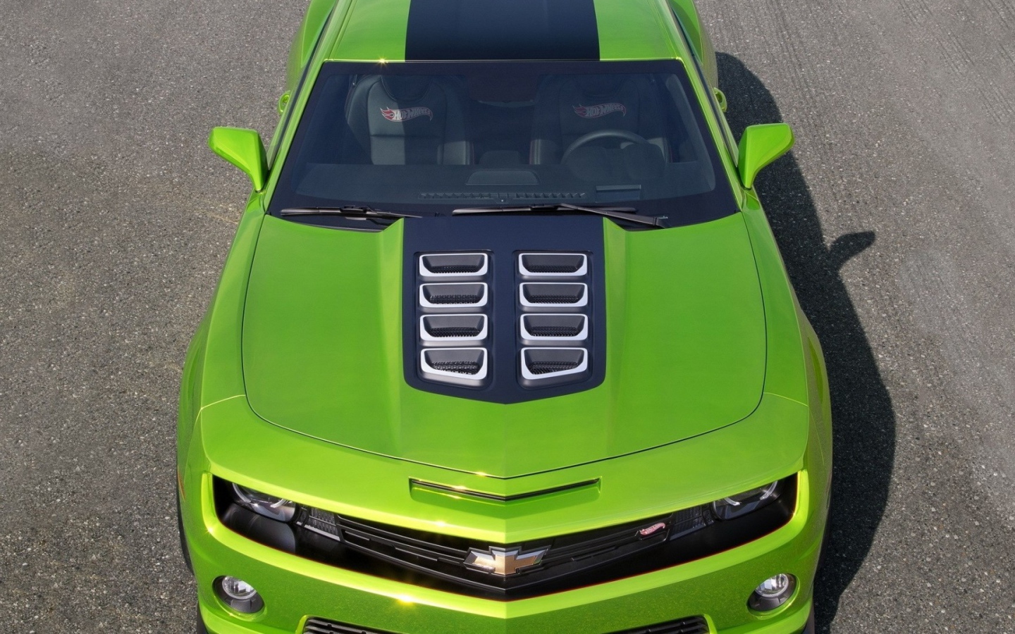Мощный зеленый Chevrolet Camaro на дороге