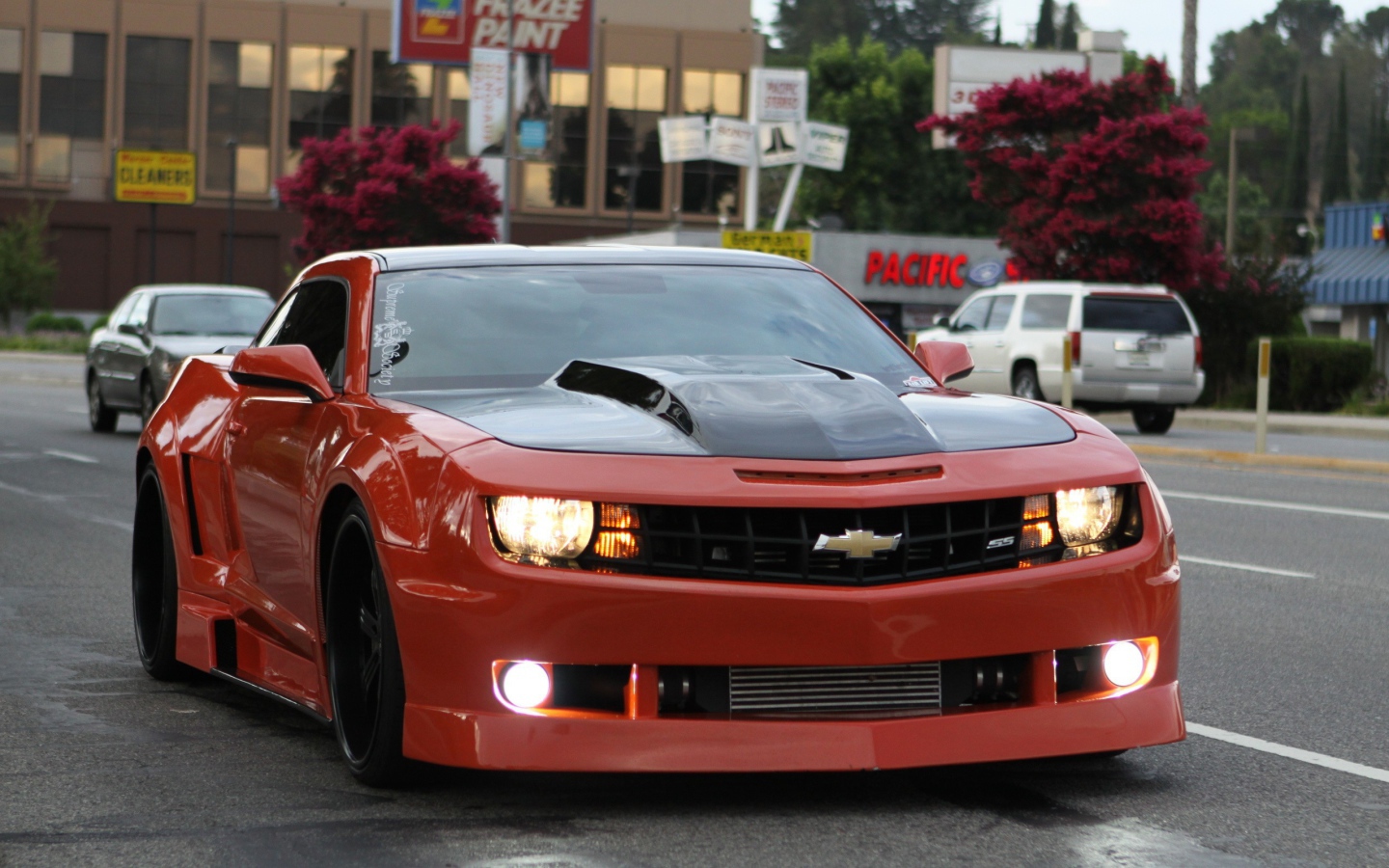 Красный Камаро с включенными фарами