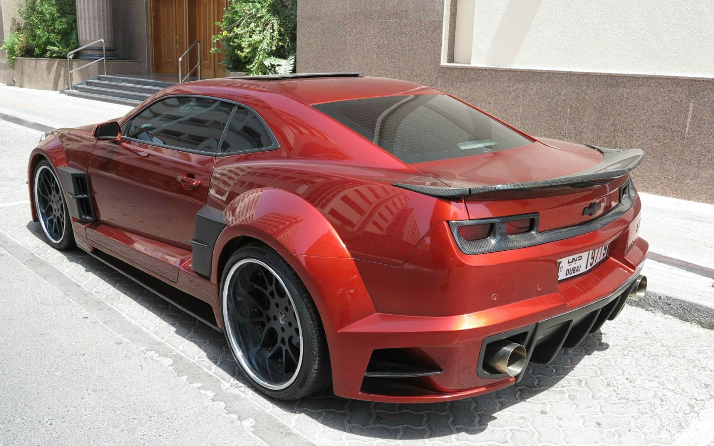 Красный Chevrolet Camaro Guyver