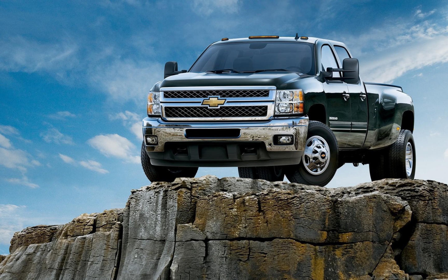 Пикап Шевроле на скале