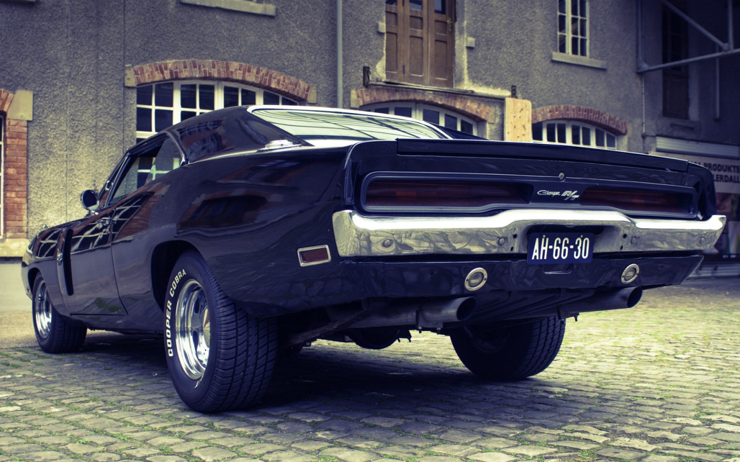 Черный автомобиль Dodge Charger RT