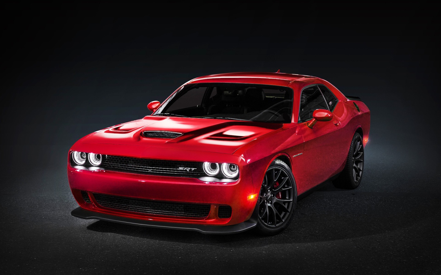 Красный Dodge Challenger Hellcat на черном фоне