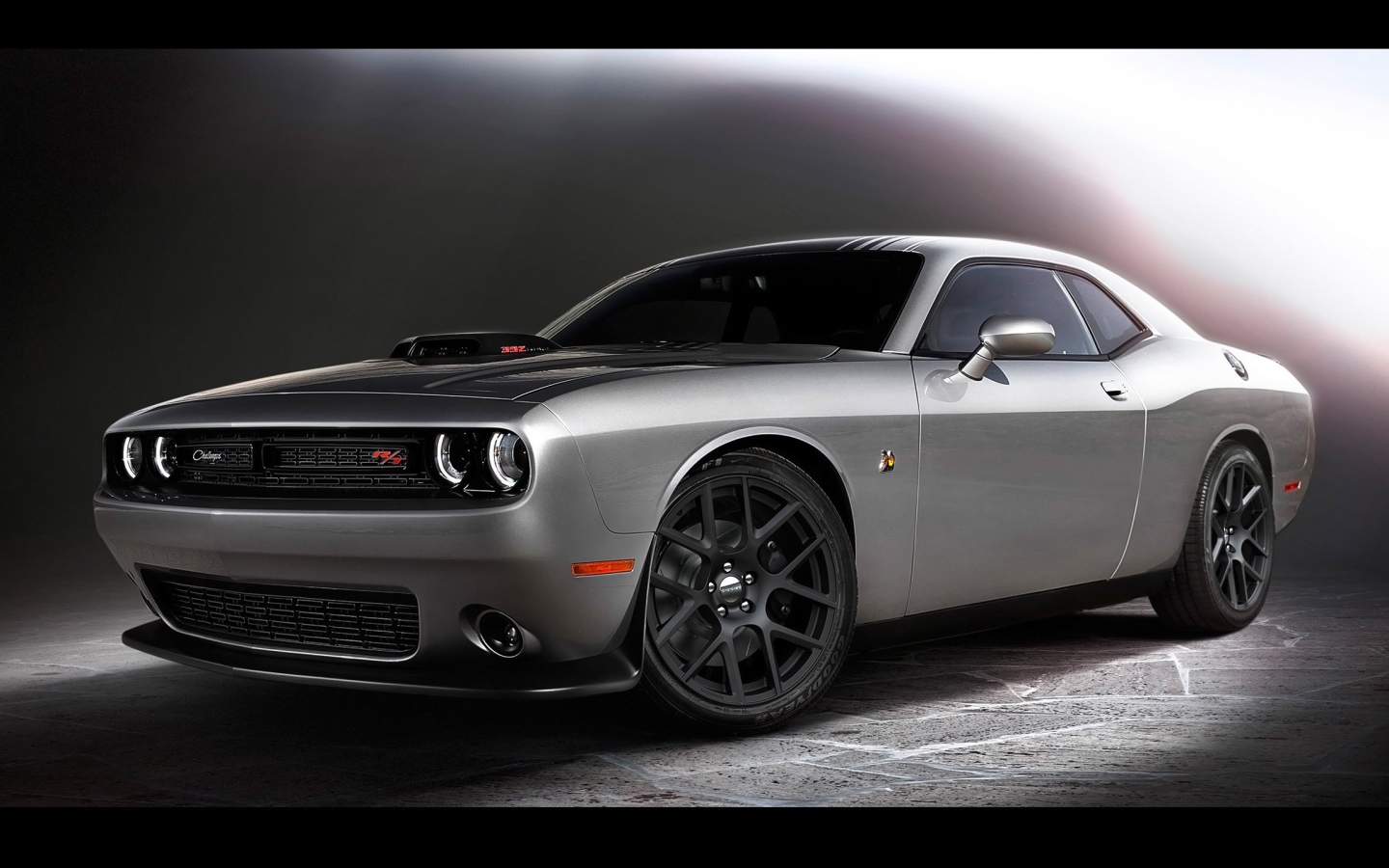 Классический серебристый Dodge Charger RT