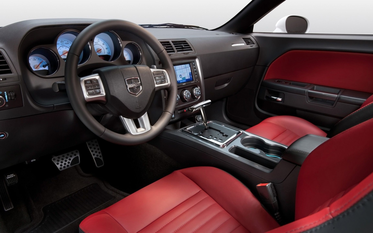 Кожаный салон автомобиля Додж