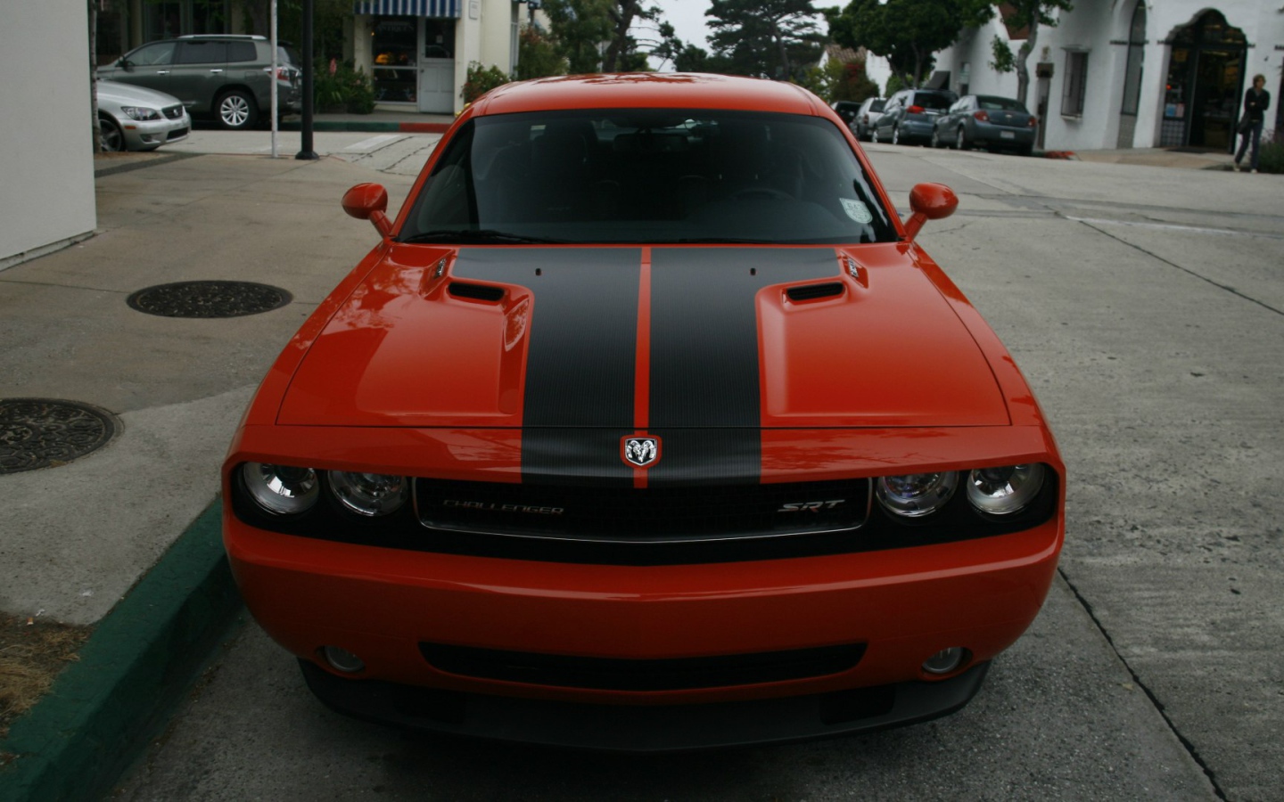 Красный Dodge Challenger SRT8
